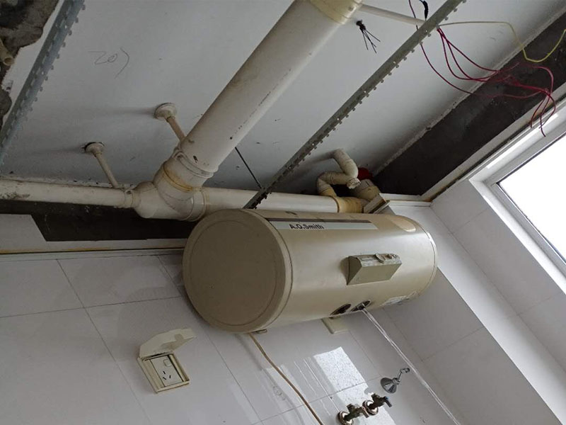 衛(wèi)生間吊頂安裝：明確電器及龍骨的具體位置。確du定吊頂安裝高度，浴霸zhi一般在2.1m-2.3m間可以發(fā)揮最大效果。高度明確后，做水平安裝角線。用螺絲或膠水(以防瓷磚被破壞)固定角線，轉(zhuǎn)彎處其對角應(yīng)拼貼整齊，不留明顯縫隙。龍骨位置確定后，用沖擊鉆打孔。按具體長度切割、組裝吊桿螺絲。吊桿螺絲緊固于鉆孔中。將主龍骨安裝于吊桿螺絲下的固定環(huán)，三角龍骨固定于主龍骨上。裝好后適當(dāng)調(diào)節(jié)，逐漸緊固連接處螺絲，以確保平直。方形鋁扣板吊頂有兩種安裝方法：邊沿裝、中間裝，依具體情況而定。裝第一塊板十分重要，它決定了其他板的位置和水平。