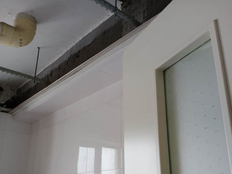 衛(wèi)生間吊頂安裝：明確電器及龍骨的具體位置。確du定吊頂安裝高度，浴霸zhi一般在2.1m-2.3m間可以發(fā)揮最大效果。高度明確后，做水平安裝角線。用螺絲或膠水(以防瓷磚被破壞)固定角線，轉(zhuǎn)彎處其對角應(yīng)拼貼整齊，不留明顯縫隙。龍骨位置確定后，用沖擊鉆打孔。按具體長度切割、組裝吊桿螺絲。吊桿螺絲緊固于鉆孔中。將主龍骨安裝于吊桿螺絲下的固定環(huán)，三角龍骨固定于主龍骨上。裝好后適當(dāng)調(diào)節(jié)，逐漸緊固連接處螺絲，以確保平直。方形鋁扣板吊頂有兩種安裝方法：邊沿裝、中間裝，依具體情況而定。裝第一塊板十分重要，它決定了其他板的位置和水平。