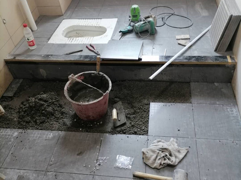 衛(wèi)生間貼磚維修：先選材料，衛(wèi)生間瓷磚我們可以選用小瓷磚，像小方塊這種類型的，這樣自己貼的時(shí)候會(huì)很方便。將水泥與少量建筑膠混合拌勻，做成粘貼劑。把粘貼劑用鏟刀鏟到地面刮平后將瓷磚鋪上，再用鏟刀壓實(shí)，這樣自上而下或自左而右的一排排粘貼即可。全部鋪完后，用白水泥漿美縫，把瓷磚間的間隙填實(shí)，這樣就完成了。