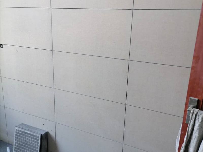 衛(wèi)生間貼磚維修：先選材料，衛(wèi)生間瓷磚我們可以選用小瓷磚，像小方塊這種類型的，這樣自己貼的時(shí)候會(huì)很方便。將水泥與少量建筑膠混合拌勻，做成粘貼劑。把粘貼劑用鏟刀鏟到地面刮平后將瓷磚鋪上，再用鏟刀壓實(shí)，這樣自上而下或自左而右的一排排粘貼即可。全部鋪完后，用白水泥漿美縫，把瓷磚間的間隙填實(shí)，這樣就完成了。