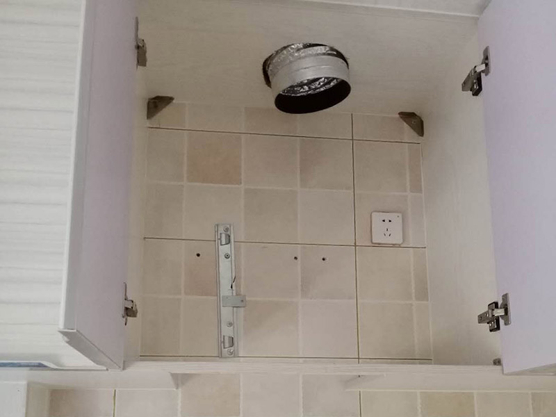 煙機(jī)灶具安裝：頂吸式煙機(jī)灶具距離灶臺(tái)的高度一般在65-75cm間，側(cè)吸式煙機(jī)灶具底部距離灶臺(tái)距離可以更近，一般在35-45cm間。頂吸式和側(cè)吸式煙機(jī)都是水平安裝在灶具正上方，煙機(jī)與灶具中心位置重合時(shí)吸煙效果最好。千萬(wàn)不要將煙機(jī)灶具安裝在挨近門窗等空氣對(duì)流強(qiáng)的位置，非常影響吸煙效果?？赡芎芏嗳苏J(rèn)為離窗戶近一些效果好，這是個(gè)誤區(qū)。如果空氣對(duì)流過(guò)大，油煙在上升至25cm的有效吸力范圍前就已經(jīng)擴(kuò)散了，煙機(jī)吸煙效果不好。一般來(lái)說(shuō)，在進(jìn)行櫥柜設(shè)計(jì)之前，需要將煙機(jī)灶具的款式尺寸給到櫥柜廠商，預(yù)留出煙機(jī)灶具的位置。保險(xiǎn)起見，先安裝櫥柜會(huì)比較好，否則容易碰壞煙機(jī)灶具。最好的情況是將兩者安排在同一天安裝，協(xié)調(diào)安裝，效果最好。