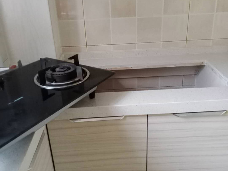 煙機(jī)灶具安裝：頂吸式煙機(jī)灶具距離灶臺(tái)的高度一般在65-75cm間，側(cè)吸式煙機(jī)灶具底部距離灶臺(tái)距離可以更近，一般在35-45cm間。頂吸式和側(cè)吸式煙機(jī)都是水平安裝在灶具正上方，煙機(jī)與灶具中心位置重合時(shí)吸煙效果最好。千萬(wàn)不要將煙機(jī)灶具安裝在挨近門窗等空氣對(duì)流強(qiáng)的位置，非常影響吸煙效果?？赡芎芏嗳苏J(rèn)為離窗戶近一些效果好，這是個(gè)誤區(qū)。如果空氣對(duì)流過(guò)大，油煙在上升至25cm的有效吸力范圍前就已經(jīng)擴(kuò)散了，煙機(jī)吸煙效果不好。一般來(lái)說(shuō)，在進(jìn)行櫥柜設(shè)計(jì)之前，需要將煙機(jī)灶具的款式尺寸給到櫥柜廠商，預(yù)留出煙機(jī)灶具的位置。保險(xiǎn)起見，先安裝櫥柜會(huì)比較好，否則容易碰壞煙機(jī)灶具。最好的情況是將兩者安排在同一天安裝，協(xié)調(diào)安裝，效果最好。