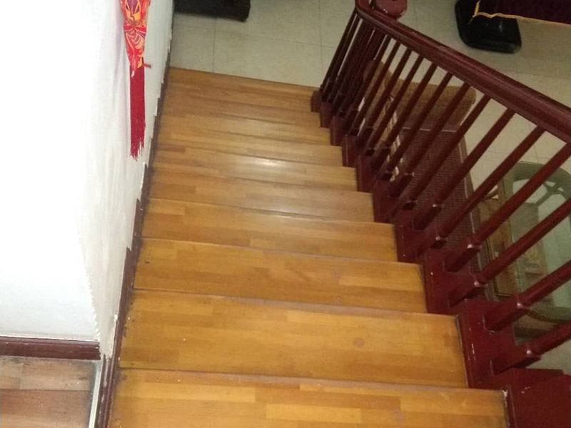 地板打磨翻新：大型地板創(chuàng)新機(jī)械經(jīng)屢次打磨除掉地板漆層、表層、木質(zhì)層約0.1毫米，再經(jīng)仔細(xì)砂光使地板外表細(xì)膩、潤(rùn)滑到達(dá)全新狀況。地板邊角運(yùn)用小型角磨機(jī)進(jìn)行打磨才干到達(dá)全體滑潤(rùn)作用。 將地板原有的邊縫中的通明膩?zhàn)映?，從頭封縫。待底漆干后，刷第一遍面漆，待干。用水砂紙將地板面層磨至略感粗糙，除掉粉屑，刷第二層面漆即可。 打磨完后，必定要刮膩?zhàn)?，可?jiān)持地板的本性并地板外表不被刮花。