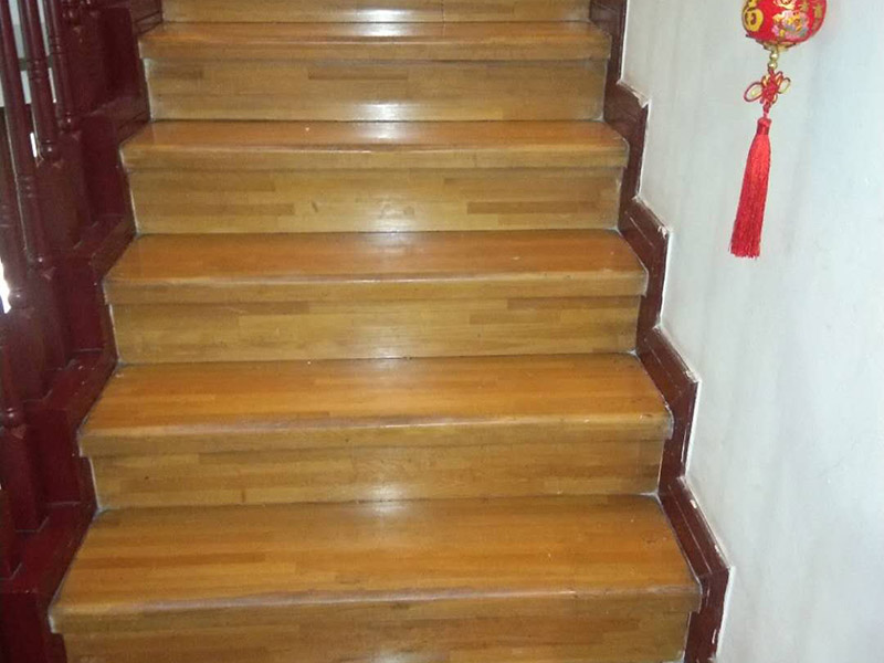 地板打磨翻新：大型地板創(chuàng)新機(jī)械經(jīng)屢次打磨除掉地板漆層、表層、木質(zhì)層約0.1毫米，再經(jīng)仔細(xì)砂光使地板外表細(xì)膩、潤(rùn)滑到達(dá)全新狀況。地板邊角運(yùn)用小型角磨機(jī)進(jìn)行打磨才干到達(dá)全體滑潤(rùn)作用。 將地板原有的邊縫中的通明膩?zhàn)映簦瑥念^封縫。待底漆干后，刷第一遍面漆，待干。用水砂紙將地板面層磨至略感粗糙，除掉粉屑，刷第二層面漆即可。 打磨完后，必定要刮膩?zhàn)?，可?jiān)持地板的本性并地板外表不被刮花。