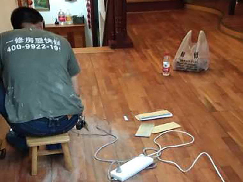 地板打磨翻新：大型地板創(chuàng)新機(jī)械經(jīng)屢次打磨除掉地板漆層、表層、木質(zhì)層約0.1毫米，再經(jīng)仔細(xì)砂光使地板外表細(xì)膩、潤(rùn)滑到達(dá)全新狀況。地板邊角運(yùn)用小型角磨機(jī)進(jìn)行打磨才干到達(dá)全體滑潤(rùn)作用。 將地板原有的邊縫中的通明膩?zhàn)映?，從頭封縫。待底漆干后，刷第一遍面漆，待干。用水砂紙將地板面層磨至略感粗糙，除掉粉屑，刷第二層面漆即可。 打磨完后，必定要刮膩?zhàn)?，可?jiān)持地板的本性并地板外表不被刮花。