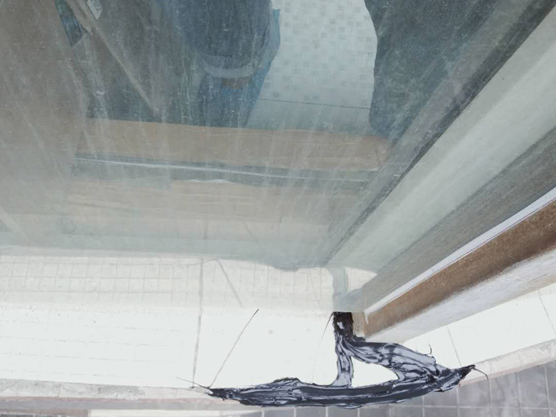 陽(yáng)臺(tái)玻璃更換維修：1.首先我們將要處理的陽(yáng)臺(tái)清理干凈,用水沖洗,自然曬干。 2.處理鋁合金鋼化玻璃框的灰塵,用抹布擦除即可。 3.安裝固定邊條。 4.固定邊條安裝好后,我們將鋁合金鋼化玻璃框擺放至固定邊條上。 5.用十字螺絲刀和自攻螺絲固定玻璃框。