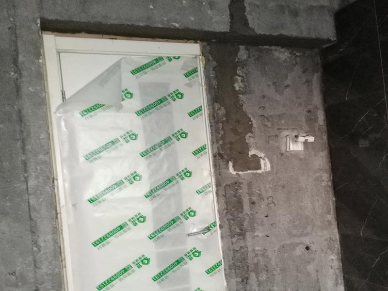 衛(wèi)生間貼瓷磚：首先進行地面清掃，不打掃干凈會翹邊、空鼓的du;放水平線然后分塊;地面要濕潤進行dao灑水;采用兩種砂漿，打砂漿的基層，一般要進行干鋪;地磚是不是出現(xiàn)了空鼓是很重要的;還要在磚底涂抹上漿;鋪貼的時候要用橡皮錘敲擊，做拉縫、表面清理，對瓷磚進行勾縫處理即可。最重要的是保護好成品，以防造成污染和損傷。