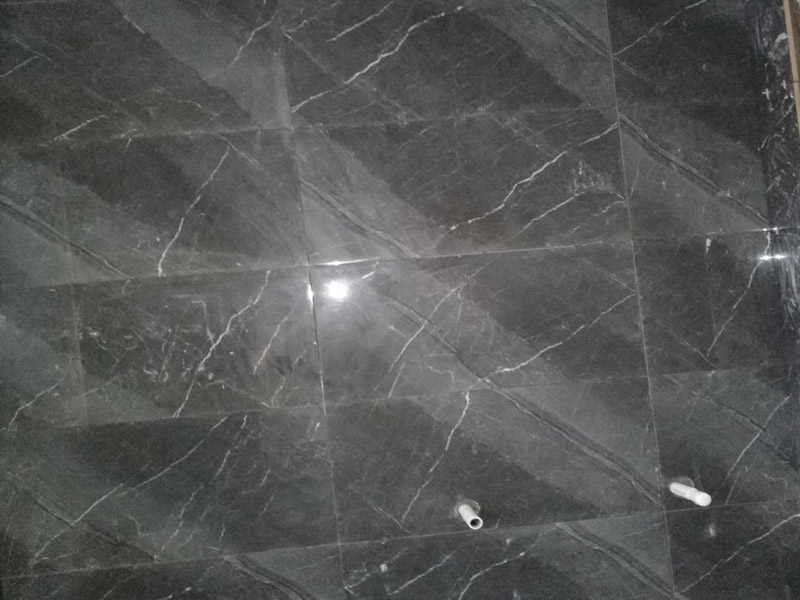 衛(wèi)生間貼瓷磚：首先進行地面清掃，不打掃干凈會翹邊、空鼓的du;放水平線然后分塊;地面要濕潤進行dao灑水;采用兩種砂漿，打砂漿的基層，一般要進行干鋪;地磚是不是出現(xiàn)了空鼓是很重要的;還要在磚底涂抹上漿;鋪貼的時候要用橡皮錘敲擊，做拉縫、表面清理，對瓷磚進行勾縫處理即可。最重要的是保護好成品，以防造成污染和損傷。