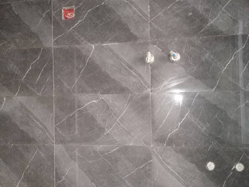 衛(wèi)生間貼瓷磚：首先進行地面清掃，不打掃干凈會翹邊、空鼓的du;放水平線然后分塊;地面要濕潤進行dao灑水;采用兩種砂漿，打砂漿的基層，一般要進行干鋪;地磚是不是出現(xiàn)了空鼓是很重要的;還要在磚底涂抹上漿;鋪貼的時候要用橡皮錘敲擊，做拉縫、表面清理，對瓷磚進行勾縫處理即可。最重要的是保護好成品，以防造成污染和損傷。