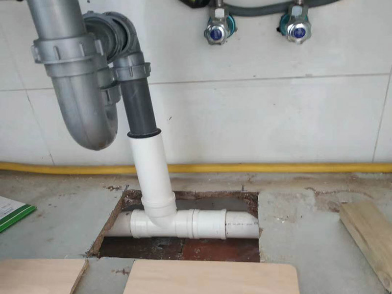 下水管漏水維修：發(fā)現(xiàn)衛(wèi)生間漏水后，馬上禁用衛(wèi)生間所有水龍頭，設(shè)置單獨(dú)水閥的，把它關(guān)掉最好。在維修好之前，不要再增加新的漏水。如果有明顯的縫隙，從縫隙中漏水?？梢再I(mǎi)填縫膏，將縫隙補(bǔ)上。補(bǔ)縫后，最好再?lài)娨恍┓浪畡┰诼┧畢^(qū)域。等膏體干透后，放水檢驗(yàn)效果。如果衛(wèi)生間出現(xiàn)大面積的漏水積水，說(shuō)明情況比較嚴(yán)重，自己無(wú)法處理的。最好找專(zhuān)業(yè)的師父來(lái)，將地板撬開(kāi)，重新做整個(gè)洗手間的防水層了。