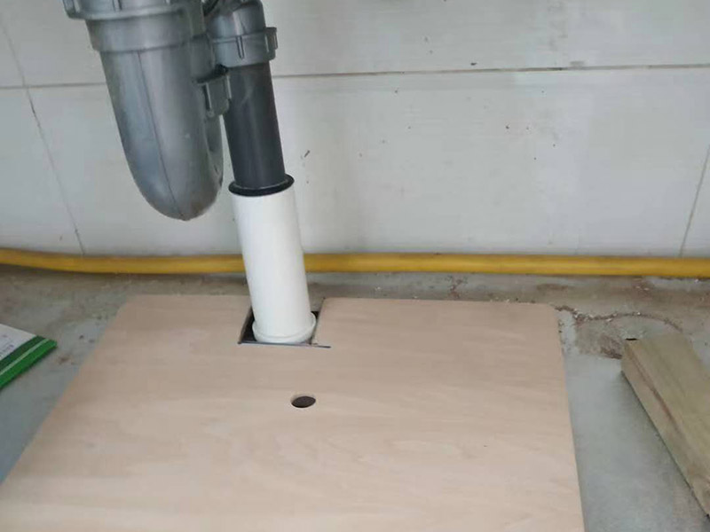 下水管漏水維修：發(fā)現(xiàn)衛(wèi)生間漏水后，馬上禁用衛(wèi)生間所有水龍頭，設(shè)置單獨(dú)水閥的，把它關(guān)掉最好。在維修好之前，不要再增加新的漏水。如果有明顯的縫隙，從縫隙中漏水。可以買(mǎi)填縫膏，將縫隙補(bǔ)上。補(bǔ)縫后，最好再?lài)娨恍┓浪畡┰诼┧畢^(qū)域。等膏體干透后，放水檢驗(yàn)效果。如果衛(wèi)生間出現(xiàn)大面積的漏水積水，說(shuō)明情況比較嚴(yán)重，自己無(wú)法處理的。最好找專(zhuān)業(yè)的師父來(lái)，將地板撬開(kāi)，重新做整個(gè)洗手間的防水層了。