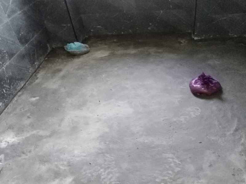 衛(wèi)生間防水測(cè)試：1.利用水泥砂漿水泥砂漿或豆石混凝土鋪平坡度。訣竅是：地漏附近坡度大，門(mén)口附近坡度小。 2.利用管根密封膏封嚴(yán)管線(xiàn)，管線(xiàn)要穿透樓板根部。刷防水涂料時(shí)可以貼1-2層玻璃絲布加強(qiáng)防水性。 3.墻壁表面打磨成干凈平光沒(méi)有顆?；覊m，墻壁與地面的交接區(qū)域注意原角和坡角的設(shè)置。 .聚氨酯防水涂膜由管根和墻角處開(kāi)始進(jìn)行涂抹，在常溫下經(jīng)過(guò)4小時(shí)放干后，再大面積涂抹和刮刷。注意涂料總厚度大于1. 5毫米，不能有漏刮和鼓泡的不良現(xiàn)象。24小時(shí)后立面涂刷下一層，之后再以垂直的方向進(jìn)行二次涂刷。最后涂膜半固化，拋甩粗砂粒方便與水泥砂漿融合。 5.防水層的設(shè)置與具體區(qū)域有關(guān)。防水地面的防水層應(yīng)高出地面200寬，地面防水層應(yīng)超出衛(wèi)生間門(mén)口以外300寬。而又淋浴的衛(wèi)生間墻面防水層則應(yīng)設(shè)置為高出地面1800寬。 6.展開(kāi)閉水實(shí)驗(yàn)的時(shí)候，先完成防水工作再利用包立管方法。之后再局部進(jìn)行防水。閉水試驗(yàn)也可為了避免破壞地面防水層而免做。