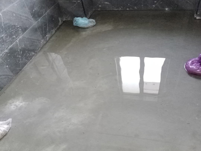 衛(wèi)生間防水測(cè)試：1.利用水泥砂漿水泥砂漿或豆石混凝土鋪平坡度。訣竅是：地漏附近坡度大，門(mén)口附近坡度小。 2.利用管根密封膏封嚴(yán)管線(xiàn)，管線(xiàn)要穿透樓板根部。刷防水涂料時(shí)可以貼1-2層玻璃絲布加強(qiáng)防水性。 3.墻壁表面打磨成干凈平光沒(méi)有顆粒灰塵，墻壁與地面的交接區(qū)域注意原角和坡角的設(shè)置。 .聚氨酯防水涂膜由管根和墻角處開(kāi)始進(jìn)行涂抹，在常溫下經(jīng)過(guò)4小時(shí)放干后，再大面積涂抹和刮刷。注意涂料總厚度大于1. 5毫米，不能有漏刮和鼓泡的不良現(xiàn)象。24小時(shí)后立面涂刷下一層，之后再以垂直的方向進(jìn)行二次涂刷。最后涂膜半固化，拋甩粗砂粒方便與水泥砂漿融合。 5.防水層的設(shè)置與具體區(qū)域有關(guān)。防水地面的防水層應(yīng)高出地面200寬，地面防水層應(yīng)超出衛(wèi)生間門(mén)口以外300寬。而又淋浴的衛(wèi)生間墻面防水層則應(yīng)設(shè)置為高出地面1800寬。 6.展開(kāi)閉水實(shí)驗(yàn)的時(shí)候，先完成防水工作再利用包立管方法。之后再局部進(jìn)行防水。閉水試驗(yàn)也可為了避免破壞地面防水層而免做。