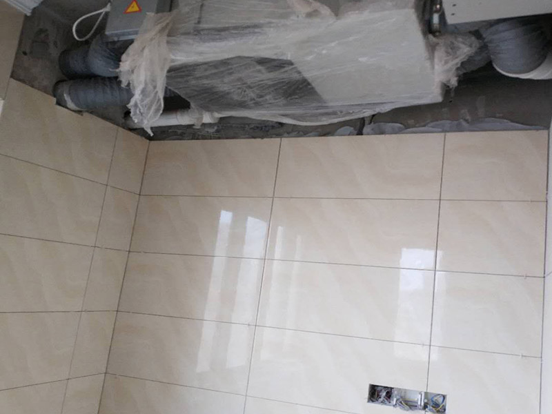 陽臺改造裝修：首先在裝修的時候，自己所需要知道的技巧，要保護好整體的結(jié)構(gòu)化。所以在房子的梁柱結(jié)構(gòu)是不能去進行改造的。第一種的技巧就是去將陽臺直接的重新的粉刷，那么就是使得這樣的老舊的痕跡消除，或者是直接的拆掉，重新安裝別的。裝修陽臺還可以將地面的瓷磚或者地板重新的拆開再去安裝，這樣的做法是能起到一個很好的效果的。