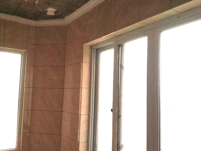 陽臺改造裝修：首先在裝修的時候，自己所需要知道的技巧，要保護好整體的結(jié)構(gòu)化。所以在房子的梁柱結(jié)構(gòu)是不能去進行改造的。第一種的技巧就是去將陽臺直接的重新的粉刷，那么就是使得這樣的老舊的痕跡消除，或者是直接的拆掉，重新安裝別的。裝修陽臺還可以將地面的瓷磚或者地板重新的拆開再去安裝，這樣的做法是能起到一個很好的效果的。