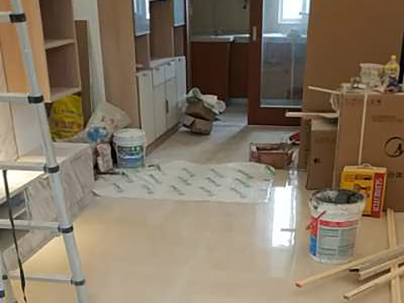 陽臺改造裝修：首先在裝修的時候，自己所需要知道的技巧，要保護好整體的結(jié)構(gòu)化。所以在房子的梁柱結(jié)構(gòu)是不能去進行改造的。第一種的技巧就是去將陽臺直接的重新的粉刷，那么就是使得這樣的老舊的痕跡消除，或者是直接的拆掉，重新安裝別的。裝修陽臺還可以將地面的瓷磚或者地板重新的拆開再去安裝，這樣的做法是能起到一個很好的效果的。