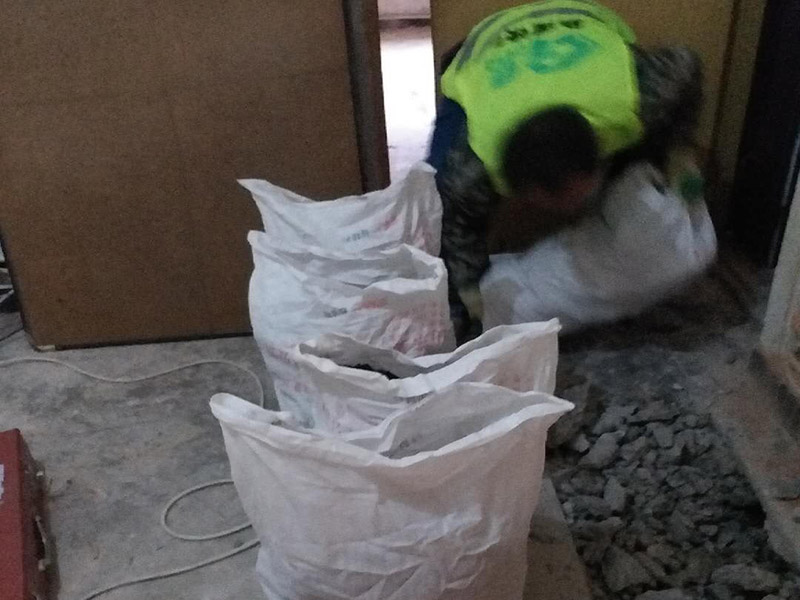 地面開(kāi)槽建渣處理:1、開(kāi)槽過(guò)程中，不允許出現(xiàn)在承重墻面橫向開(kāi)槽大于100cm的現(xiàn)象，因?yàn)闄M向開(kāi)槽將破壞整樓的承重，使得抗震能力降低而且墻面容易開(kāi)裂。如果是保溫墻的話，開(kāi)很長(zhǎng)的橫槽有可能會(huì)導(dǎo)致開(kāi)槽上部的保溫層整體脫落。墻面開(kāi)槽一般都應(yīng)該是豎向垂直開(kāi)槽。 　　2、預(yù)埋直徑1.6cm的線管墻體開(kāi)槽的深度不得小于3cm，這樣封槽后刮膩?zhàn)泳筒怀霈F(xiàn)墻面不平整的現(xiàn)象了，也避免時(shí)間長(zhǎng)了因封槽太淺導(dǎo)致墻漆開(kāi)裂。 　　3、開(kāi)槽過(guò)程中如遇線管90&deg;彎時(shí)，應(yīng)擴(kuò)大開(kāi)槽的位置，使線管能呈現(xiàn)出兩個(gè)45&deg;彎，以便于施工過(guò)程中穿線和日后檢修。 　　4、線槽和線槽的距離不能小于100mm，同一條線槽內(nèi)布線管數(shù)不建議超過(guò)6根。 　　5、天花吊燈位移位時(shí)，樓板頂面的開(kāi)槽一定要注意鋼筋位置，打槽的深度約10mm，便于穿黃臘管后并綁膠布布線，嚴(yán)禁裸線布設(shè)。