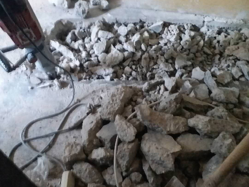 地面開(kāi)槽建渣處理:1、開(kāi)槽過(guò)程中，不允許出現(xiàn)在承重墻面橫向開(kāi)槽大于100cm的現(xiàn)象，因?yàn)闄M向開(kāi)槽將破壞整樓的承重，使得抗震能力降低而且墻面容易開(kāi)裂。如果是保溫墻的話，開(kāi)很長(zhǎng)的橫槽有可能會(huì)導(dǎo)致開(kāi)槽上部的保溫層整體脫落。墻面開(kāi)槽一般都應(yīng)該是豎向垂直開(kāi)槽。 　　2、預(yù)埋直徑1.6cm的線管墻體開(kāi)槽的深度不得小于3cm，這樣封槽后刮膩?zhàn)泳筒怀霈F(xiàn)墻面不平整的現(xiàn)象了，也避免時(shí)間長(zhǎng)了因封槽太淺導(dǎo)致墻漆開(kāi)裂。 　　3、開(kāi)槽過(guò)程中如遇線管90&deg;彎時(shí)，應(yīng)擴(kuò)大開(kāi)槽的位置，使線管能呈現(xiàn)出兩個(gè)45&deg;彎，以便于施工過(guò)程中穿線和日后檢修。 　　4、線槽和線槽的距離不能小于100mm，同一條線槽內(nèi)布線管數(shù)不建議超過(guò)6根。 　　5、天花吊燈位移位時(shí)，樓板頂面的開(kāi)槽一定要注意鋼筋位置，打槽的深度約10mm，便于穿黃臘管后并綁膠布布線，嚴(yán)禁裸線布設(shè)。