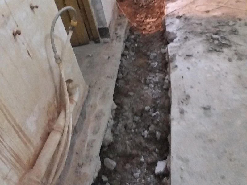 地面開(kāi)槽建渣處理:1、開(kāi)槽過(guò)程中，不允許出現(xiàn)在承重墻面橫向開(kāi)槽大于100cm的現(xiàn)象，因?yàn)闄M向開(kāi)槽將破壞整樓的承重，使得抗震能力降低而且墻面容易開(kāi)裂。如果是保溫墻的話，開(kāi)很長(zhǎng)的橫槽有可能會(huì)導(dǎo)致開(kāi)槽上部的保溫層整體脫落。墻面開(kāi)槽一般都應(yīng)該是豎向垂直開(kāi)槽。 　　2、預(yù)埋直徑1.6cm的線管墻體開(kāi)槽的深度不得小于3cm，這樣封槽后刮膩?zhàn)泳筒怀霈F(xiàn)墻面不平整的現(xiàn)象了，也避免時(shí)間長(zhǎng)了因封槽太淺導(dǎo)致墻漆開(kāi)裂。 　　3、開(kāi)槽過(guò)程中如遇線管90&deg;彎時(shí)，應(yīng)擴(kuò)大開(kāi)槽的位置，使線管能呈現(xiàn)出兩個(gè)45&deg;彎，以便于施工過(guò)程中穿線和日后檢修。 　　4、線槽和線槽的距離不能小于100mm，同一條線槽內(nèi)布線管數(shù)不建議超過(guò)6根。 　　5、天花吊燈位移位時(shí)，樓板頂面的開(kāi)槽一定要注意鋼筋位置，打槽的深度約10mm，便于穿黃臘管后并綁膠布布線，嚴(yán)禁裸線布設(shè)。