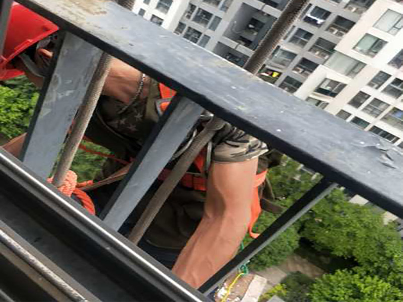 高空外墻防水：(1)窗框與墻體接縫防水密封，先后采用泡沫填縫劑和密封材料進行施工。泡沫填縫劑為單組份聚氨酯發(fā)泡填縫材料。密封材料為單組份密封填充防水密封膠。 (2)外墻預(yù)留伸縮縫防水密封，采用單組份密封填充防水密封膠 (3)外墻面洞和較大裂縫防水密封前用噴水槍等工具將待治理的外墻面、伸縮縫、窗框等部位清理干凈，使施工的外墻面及縫、孔、洞部位達到無油、無塵土、無水泥松散顆粒等雜物。   待其干燥后，將孔、洞、縫用防水密封材料嵌填密實，并達到與原顏色一致，再用快速堵漏靈和透明防水膠膜進行精心施工。