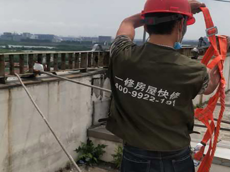 高空外墻防水：(1)窗框與墻體接縫防水密封，先后采用泡沫填縫劑和密封材料進行施工。泡沫填縫劑為單組份聚氨酯發(fā)泡填縫材料。密封材料為單組份密封填充防水密封膠。 (2)外墻預(yù)留伸縮縫防水密封，采用單組份密封填充防水密封膠 (3)外墻面洞和較大裂縫防水密封前用噴水槍等工具將待治理的外墻面、伸縮縫、窗框等部位清理干凈，使施工的外墻面及縫、孔、洞部位達到無油、無塵土、無水泥松散顆粒等雜物。   待其干燥后，將孔、洞、縫用防水密封材料嵌填密實，并達到與原顏色一致，再用快速堵漏靈和透明防水膠膜進行精心施工。