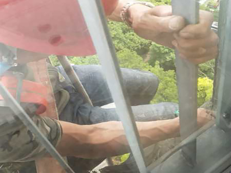 高空外墻防水：(1)窗框與墻體接縫防水密封，先后采用泡沫填縫劑和密封材料進行施工。泡沫填縫劑為單組份聚氨酯發(fā)泡填縫材料。密封材料為單組份密封填充防水密封膠。 (2)外墻預(yù)留伸縮縫防水密封，采用單組份密封填充防水密封膠 (3)外墻面洞和較大裂縫防水密封前用噴水槍等工具將待治理的外墻面、伸縮縫、窗框等部位清理干凈，使施工的外墻面及縫、孔、洞部位達到無油、無塵土、無水泥松散顆粒等雜物。   待其干燥后，將孔、洞、縫用防水密封材料嵌填密實，并達到與原顏色一致，再用快速堵漏靈和透明防水膠膜進行精心施工。