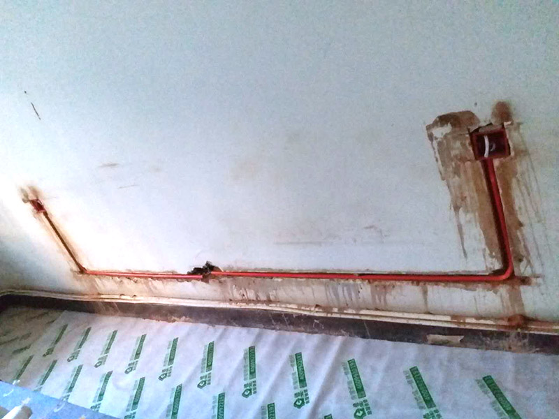 墻面電路開槽：進(jìn)行各種線路移位改造時(shí)，應(yīng)首先確定線路終端插座的位置，并在墻面標(biāo)畫出準(zhǔn)確的位置和尺寸，然后向就近的同類插座引線，引線的方法是:如果插座在墻的上部，在墻面垂直向上開槽，至墻的頂部安裝裝飾角線的安裝線內(nèi)；如果是在墻的下部，垂直向下開槽，至安裝踢腳板的底部。槽深15毫米左右，將電線導(dǎo)線裝入護(hù)線套管，臥入墻面槽內(nèi)，用水泥砂漿抹平，使之固定在墻內(nèi)。如果原插座保留，則重新安裝在原位置上，如果不保留，則應(yīng)用磚塊填堵后，用水泥砂漿抹平。沿地面的導(dǎo)線，在安裝踢腳板時(shí)，臥于踢腳板的底部?jī)?nèi)側(cè)，沿頂角的導(dǎo)線，在安裝裝飾線時(shí)，隱蔽在裝飾角線的內(nèi)部。