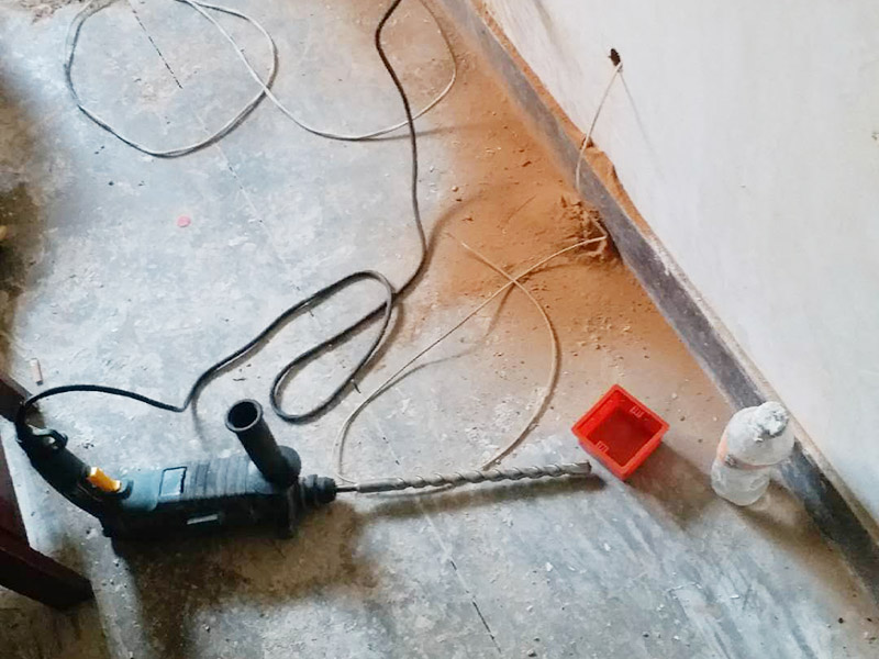 墻面電路開槽：進(jìn)行各種線路移位改造時(shí)，應(yīng)首先確定線路終端插座的位置，并在墻面標(biāo)畫出準(zhǔn)確的位置和尺寸，然后向就近的同類插座引線，引線的方法是:如果插座在墻的上部，在墻面垂直向上開槽，至墻的頂部安裝裝飾角線的安裝線內(nèi)；如果是在墻的下部，垂直向下開槽，至安裝踢腳板的底部。槽深15毫米左右，將電線導(dǎo)線裝入護(hù)線套管，臥入墻面槽內(nèi)，用水泥砂漿抹平，使之固定在墻內(nèi)。如果原插座保留，則重新安裝在原位置上，如果不保留，則應(yīng)用磚塊填堵后，用水泥砂漿抹平。沿地面的導(dǎo)線，在安裝踢腳板時(shí)，臥于踢腳板的底部?jī)?nèi)側(cè)，沿頂角的導(dǎo)線，在安裝裝飾線時(shí)，隱蔽在裝飾角線的內(nèi)部。