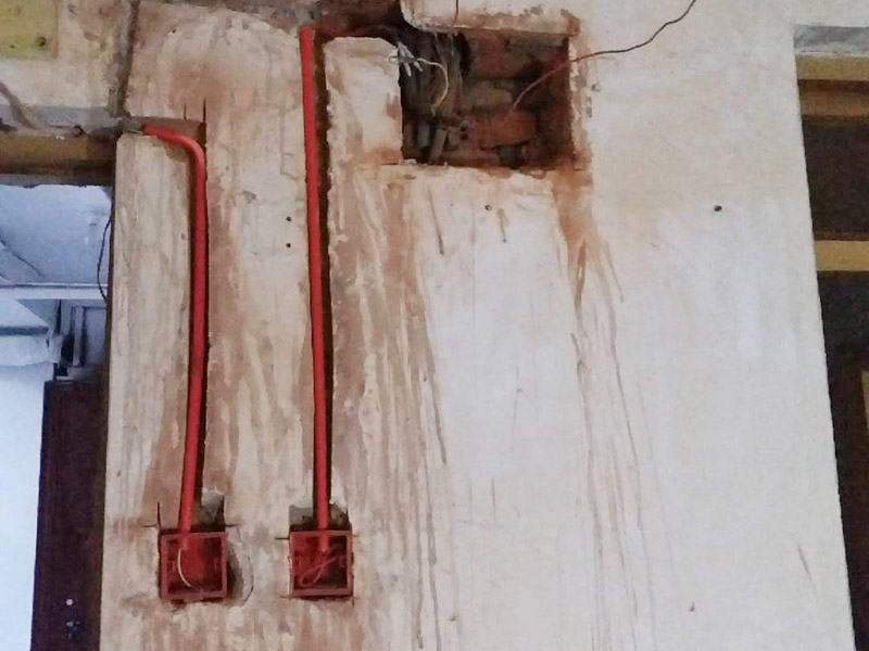 墻面電路開槽：進(jìn)行各種線路移位改造時(shí)，應(yīng)首先確定線路終端插座的位置，并在墻面標(biāo)畫出準(zhǔn)確的位置和尺寸，然后向就近的同類插座引線，引線的方法是:如果插座在墻的上部，在墻面垂直向上開槽，至墻的頂部安裝裝飾角線的安裝線內(nèi)；如果是在墻的下部，垂直向下開槽，至安裝踢腳板的底部。槽深15毫米左右，將電線導(dǎo)線裝入護(hù)線套管，臥入墻面槽內(nèi)，用水泥砂漿抹平，使之固定在墻內(nèi)。如果原插座保留，則重新安裝在原位置上，如果不保留，則應(yīng)用磚塊填堵后，用水泥砂漿抹平。沿地面的導(dǎo)線，在安裝踢腳板時(shí)，臥于踢腳板的底部?jī)?nèi)側(cè)，沿頂角的導(dǎo)線，在安裝裝飾線時(shí)，隱蔽在裝飾角線的內(nèi)部。