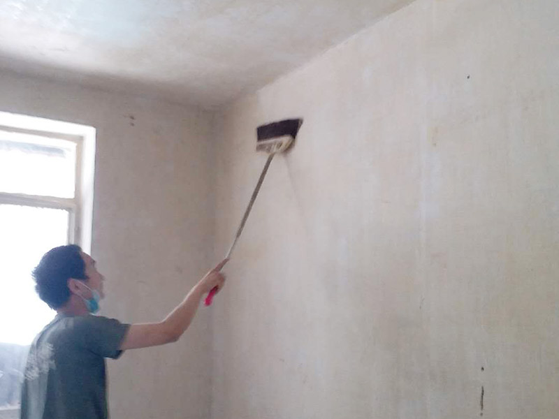 墻面清理翻新：墻面在進(jìn)行刷漆的時(shí)候，把之前粘貼在墻面上的壁紙給拆下，否則壁紙蓋住的地方就會(huì)看不到。用批土刀來(lái)修整墻體的表面，有的墻面會(huì)出現(xiàn)污漬、開(kāi)裂、起泡等現(xiàn)象，都要及時(shí)做處理。底漆一般不用特別來(lái)處理的墻面，如果是問(wèn)題的墻面，那么就要針對(duì)相應(yīng)的墻面問(wèn)題來(lái)選擇專治問(wèn)題的底漆。墻面涂刷的時(shí)候應(yīng)該先從頂部開(kāi)始再往下刷，否則會(huì)造成油漆滴落弄花已完成的墻面。