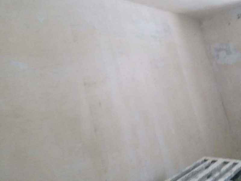 墻面清理翻新：墻面在進(jìn)行刷漆的時(shí)候，把之前粘貼在墻面上的壁紙給拆下，否則壁紙蓋住的地方就會(huì)看不到。用批土刀來(lái)修整墻體的表面，有的墻面會(huì)出現(xiàn)污漬、開(kāi)裂、起泡等現(xiàn)象，都要及時(shí)做處理。底漆一般不用特別來(lái)處理的墻面，如果是問(wèn)題的墻面，那么就要針對(duì)相應(yīng)的墻面問(wèn)題來(lái)選擇專治問(wèn)題的底漆。墻面涂刷的時(shí)候應(yīng)該先從頂部開(kāi)始再往下刷，否則會(huì)造成油漆滴落弄花已完成的墻面。