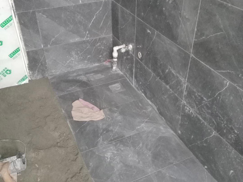 衛(wèi)生間拆除貼磚：用鑿子鑿慢慢鑿，清理起來還是比較快的。將其擊碎輕輕敲擊各面磚，找到一塊背空的，再從其側(cè)面可將各塊瓷磚一一撬下（用扁鏟或扁口的其它硬質(zhì)金屬工具）即可專業(yè)一般都使用電錘，快捷并且拆除的比較干凈。專業(yè)人士用電鏟快，請專業(yè)技術(shù)人員用電鎬清理就比較容易了，記住一定要平頭的。用電錘最快。 首先進行地面清掃，不打掃干凈會翹邊、空鼓的;放水平線然后分塊;地面要濕潤進行灑水;采用兩種砂漿，打砂漿的基層，一般要進行干鋪;地磚是不是出現(xiàn)了空鼓是很重要的;還要在磚底涂抹上漿;鋪貼的時候要用橡皮錘敲擊，做拉縫、表面清理，對瓷磚進行勾縫處理即可。最重要的是保護好成品，以防造成污染和損傷。