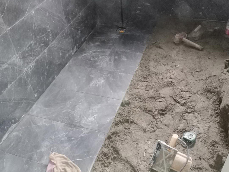 衛(wèi)生間拆除貼磚：用鑿子鑿慢慢鑿，清理起來還是比較快的。將其擊碎輕輕敲擊各面磚，找到一塊背空的，再從其側(cè)面可將各塊瓷磚一一撬下（用扁鏟或扁口的其它硬質(zhì)金屬工具）即可專業(yè)一般都使用電錘，快捷并且拆除的比較干凈。專業(yè)人士用電鏟快，請專業(yè)技術(shù)人員用電鎬清理就比較容易了，記住一定要平頭的。用電錘最快。 首先進行地面清掃，不打掃干凈會翹邊、空鼓的;放水平線然后分塊;地面要濕潤進行灑水;采用兩種砂漿，打砂漿的基層，一般要進行干鋪;地磚是不是出現(xiàn)了空鼓是很重要的;還要在磚底涂抹上漿;鋪貼的時候要用橡皮錘敲擊，做拉縫、表面清理，對瓷磚進行勾縫處理即可。最重要的是保護好成品，以防造成污染和損傷。