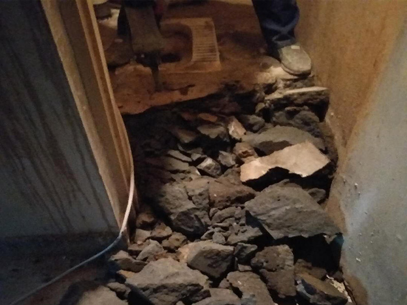 衛(wèi)生間拆除貼磚：用鑿子鑿慢慢鑿，清理起來還是比較快的。將其擊碎輕輕敲擊各面磚，找到一塊背空的，再從其側(cè)面可將各塊瓷磚一一撬下（用扁鏟或扁口的其它硬質(zhì)金屬工具）即可專業(yè)一般都使用電錘，快捷并且拆除的比較干凈。專業(yè)人士用電鏟快，請專業(yè)技術(shù)人員用電鎬清理就比較容易了，記住一定要平頭的。用電錘最快。 首先進行地面清掃，不打掃干凈會翹邊、空鼓的;放水平線然后分塊;地面要濕潤進行灑水;采用兩種砂漿，打砂漿的基層，一般要進行干鋪;地磚是不是出現(xiàn)了空鼓是很重要的;還要在磚底涂抹上漿;鋪貼的時候要用橡皮錘敲擊，做拉縫、表面清理，對瓷磚進行勾縫處理即可。最重要的是保護好成品，以防造成污染和損傷。