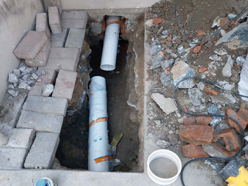 管道更換維修：1.水管安裝后一定要進(jìn)行增壓測(cè)試：增壓測(cè)試一般是在1.5倍水壓的情況下進(jìn)行,在測(cè)試中應(yīng)沒(méi)有漏水現(xiàn)象。 2.在沒(méi)有加壓條件下的簡(jiǎn)單測(cè)試方法，但不完全可行。 3.水管走向：建議水管走頂最安全。主要是水路改造大部分走暗管，而水。