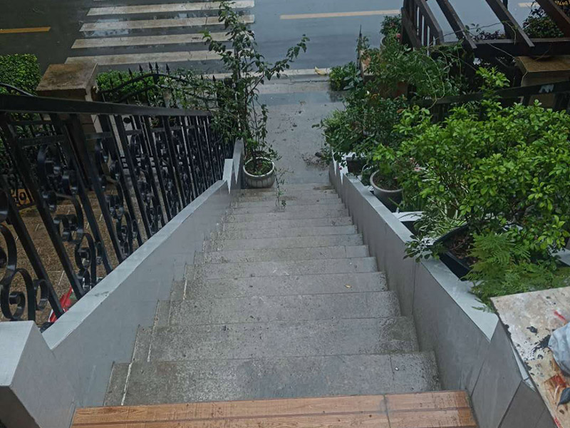 戶外樓梯加花壇：用測量儀器把花壇群中主花壇中心點(diǎn)坐標(biāo)測量到地面上，再把縱橫中軸線上的其他中心點(diǎn)的坐標(biāo)測設(shè)下來，將各中心點(diǎn)連線，即在地面上放出花壇群的縱橫軸線。放線完成后，應(yīng)沿著已有的花壇邊線開挖邊緣石基槽。基槽的開挖寬度應(yīng)比邊緣石基礎(chǔ)寬10厘米左右，深度可在12～20厘米之間。槽底土面要整平、夯實(shí)，有松軟處要進(jìn)行加固，不得留下不均勻沉降的隱患。在砌基礎(chǔ)之前，槽底還應(yīng)做一個3～5厘米厚的粗砂墊層，用于基礎(chǔ)施工找平。