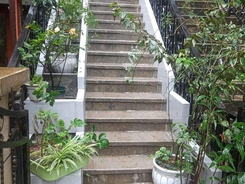 戶外樓梯加花壇：用測量儀器把花壇群中主花壇中心點(diǎn)坐標(biāo)測量到地面上，再把縱橫中軸線上的其他中心點(diǎn)的坐標(biāo)測設(shè)下來，將各中心點(diǎn)連線，即在地面上放出花壇群的縱橫軸線。放線完成后，應(yīng)沿著已有的花壇邊線開挖邊緣石基槽?；鄣拈_挖寬度應(yīng)比邊緣石基礎(chǔ)寬10厘米左右，深度可在12～20厘米之間。槽底土面要整平、夯實(shí)，有松軟處要進(jìn)行加固，不得留下不均勻沉降的隱患。在砌基礎(chǔ)之前，槽底還應(yīng)做一個3～5厘米厚的粗砂墊層，用于基礎(chǔ)施工找平。