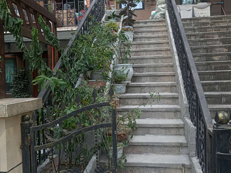 戶外樓梯加花壇：用測量儀器把花壇群中主花壇中心點(diǎn)坐標(biāo)測量到地面上，再把縱橫中軸線上的其他中心點(diǎn)的坐標(biāo)測設(shè)下來，將各中心點(diǎn)連線，即在地面上放出花壇群的縱橫軸線。放線完成后，應(yīng)沿著已有的花壇邊線開挖邊緣石基槽?；鄣拈_挖寬度應(yīng)比邊緣石基礎(chǔ)寬10厘米左右，深度可在12～20厘米之間。槽底土面要整平、夯實(shí)，有松軟處要進(jìn)行加固，不得留下不均勻沉降的隱患。在砌基礎(chǔ)之前，槽底還應(yīng)做一個3～5厘米厚的粗砂墊層，用于基礎(chǔ)施工找平。