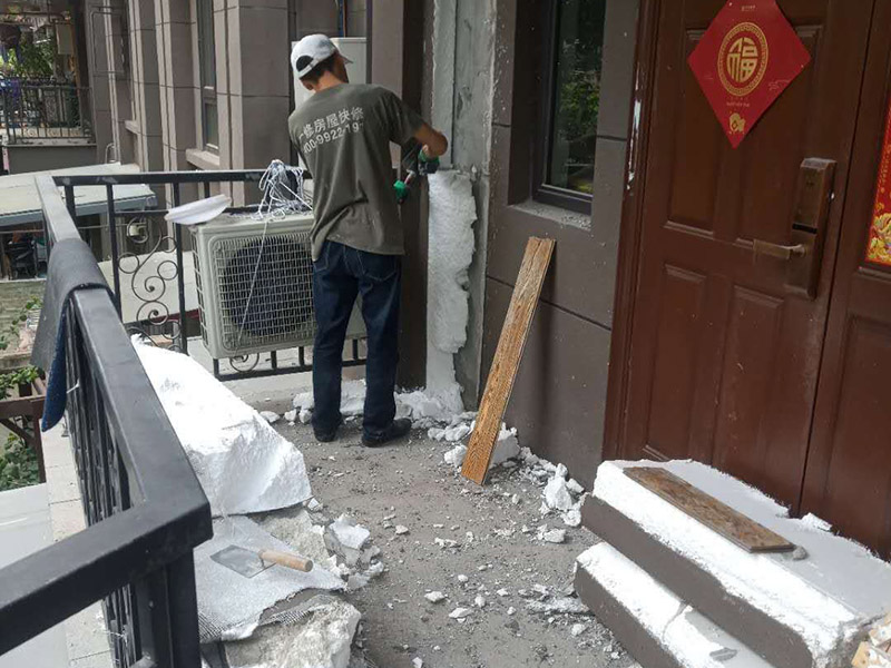 入戶門基層拆除清理：舊墻面基層處理相對新墻面來說較復(fù)雜。先將舊墻上的裝飾物拆除，然后將舊墻上的粉塵、油污等洗刷干凈。對于舊墻面上開裂脫落的部位，可用水泥砂漿將其進(jìn)行修補(bǔ)，在進(jìn)行墻體表面的拉毛壓平處理。 若墻體的表面有空鼓、裂縫等缺陷，則要將墻體表面的空鼓鏟除掉，并用膩子或水泥砂漿將墻體表面的裂縫、不平整之處修補(bǔ)平整則可用鏟刀或刮刀將其表面的浮砂或灰砂鏟掉，也可以用鋼絲刷或硬毛竹掃帚將其表面上的浮砂及灰砂清理干凈。