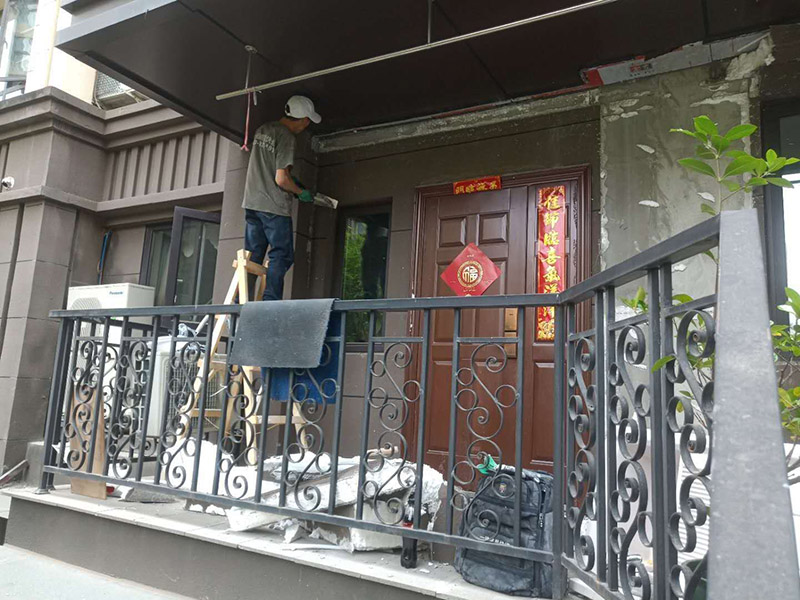 入戶門基層拆除清理：舊墻面基層處理相對新墻面來說較復(fù)雜。先將舊墻上的裝飾物拆除，然后將舊墻上的粉塵、油污等洗刷干凈。對于舊墻面上開裂脫落的部位，可用水泥砂漿將其進(jìn)行修補(bǔ)，在進(jìn)行墻體表面的拉毛壓平處理。 若墻體的表面有空鼓、裂縫等缺陷，則要將墻體表面的空鼓鏟除掉，并用膩子或水泥砂漿將墻體表面的裂縫、不平整之處修補(bǔ)平整則可用鏟刀或刮刀將其表面的浮砂或灰砂鏟掉，也可以用鋼絲刷或硬毛竹掃帚將其表面上的浮砂及灰砂清理干凈。