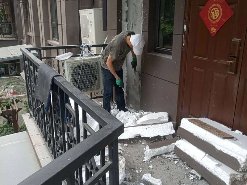 入戶門基層拆除清理：舊墻面基層處理相對新墻面來說較復(fù)雜。先將舊墻上的裝飾物拆除，然后將舊墻上的粉塵、油污等洗刷干凈。對于舊墻面上開裂脫落的部位，可用水泥砂漿將其進(jìn)行修補(bǔ)，在進(jìn)行墻體表面的拉毛壓平處理。 若墻體的表面有空鼓、裂縫等缺陷，則要將墻體表面的空鼓鏟除掉，并用膩子或水泥砂漿將墻體表面的裂縫、不平整之處修補(bǔ)平整則可用鏟刀或刮刀將其表面的浮砂或灰砂鏟掉，也可以用鋼絲刷或硬毛竹掃帚將其表面上的浮砂及灰砂清理干凈。