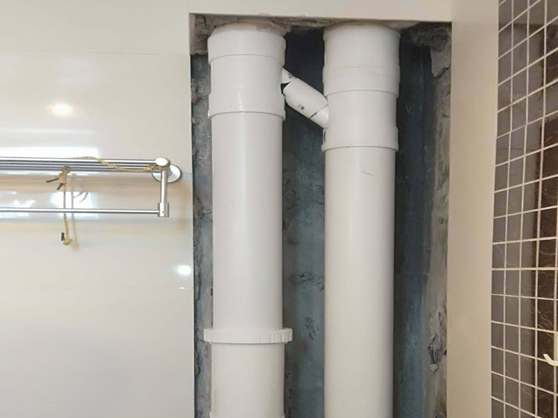 衛(wèi)生間管道維修：在沒有加壓條件下的簡單測試方法，但不完全可行。 關(guān)閉水管總閥。(即水表前面的水管開關(guān)) 打開房間里面的水龍頭20分鐘，確保沒水再滴后關(guān)閉所有的水龍頭。 關(guān)閉馬桶水箱和洗衣機(jī)等具有蓄水功能的設(shè)備進(jìn)水開關(guān)。 打開水管總閥。 打開總閥后20分鐘查看水表是否走動，包括緩慢的走動。如果有走動，即為漏水了。如果沒有走動，可能沒事。(如果水表有問題或水管微滲，有可能難以確定。)所以建議施工完一定要進(jìn)行水壓測試實(shí)驗(yàn)，一般打壓8公斤，時間20-30分鐘。