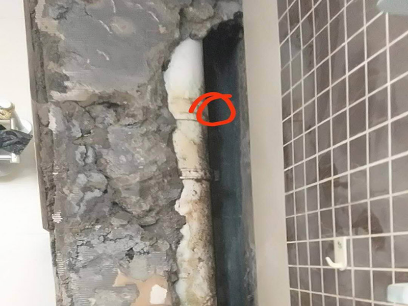 衛(wèi)生間管道維修：在沒有加壓條件下的簡單測試方法，但不完全可行。 關(guān)閉水管總閥。(即水表前面的水管開關(guān)) 打開房間里面的水龍頭20分鐘，確保沒水再滴后關(guān)閉所有的水龍頭。 關(guān)閉馬桶水箱和洗衣機(jī)等具有蓄水功能的設(shè)備進(jìn)水開關(guān)。 打開水管總閥。 打開總閥后20分鐘查看水表是否走動，包括緩慢的走動。如果有走動，即為漏水了。如果沒有走動，可能沒事。(如果水表有問題或水管微滲，有可能難以確定。)所以建議施工完一定要進(jìn)行水壓測試實(shí)驗(yàn)，一般打壓8公斤，時間20-30分鐘。