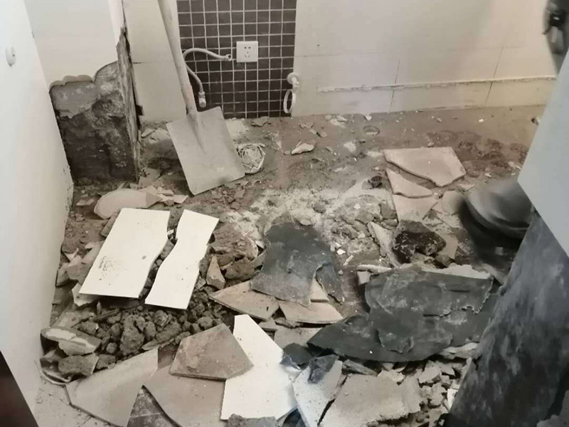 衛(wèi)生間管道維修：在沒有加壓條件下的簡單測試方法，但不完全可行。 關(guān)閉水管總閥。(即水表前面的水管開關(guān)) 打開房間里面的水龍頭20分鐘，確保沒水再滴后關(guān)閉所有的水龍頭。 關(guān)閉馬桶水箱和洗衣機(jī)等具有蓄水功能的設(shè)備進(jìn)水開關(guān)。 打開水管總閥。 打開總閥后20分鐘查看水表是否走動，包括緩慢的走動。如果有走動，即為漏水了。如果沒有走動，可能沒事。(如果水表有問題或水管微滲，有可能難以確定。)所以建議施工完一定要進(jìn)行水壓測試實(shí)驗(yàn)，一般打壓8公斤，時間20-30分鐘。