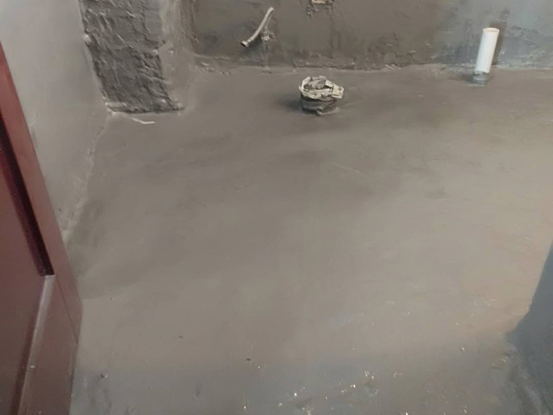 衛(wèi)生間管道維修：在沒有加壓條件下的簡單測試方法，但不完全可行。 關(guān)閉水管總閥。(即水表前面的水管開關(guān)) 打開房間里面的水龍頭20分鐘，確保沒水再滴后關(guān)閉所有的水龍頭。 關(guān)閉馬桶水箱和洗衣機(jī)等具有蓄水功能的設(shè)備進(jìn)水開關(guān)。 打開水管總閥。 打開總閥后20分鐘查看水表是否走動，包括緩慢的走動。如果有走動，即為漏水了。如果沒有走動，可能沒事。(如果水表有問題或水管微滲，有可能難以確定。)所以建議施工完一定要進(jìn)行水壓測試實(shí)驗(yàn)，一般打壓8公斤，時間20-30分鐘。