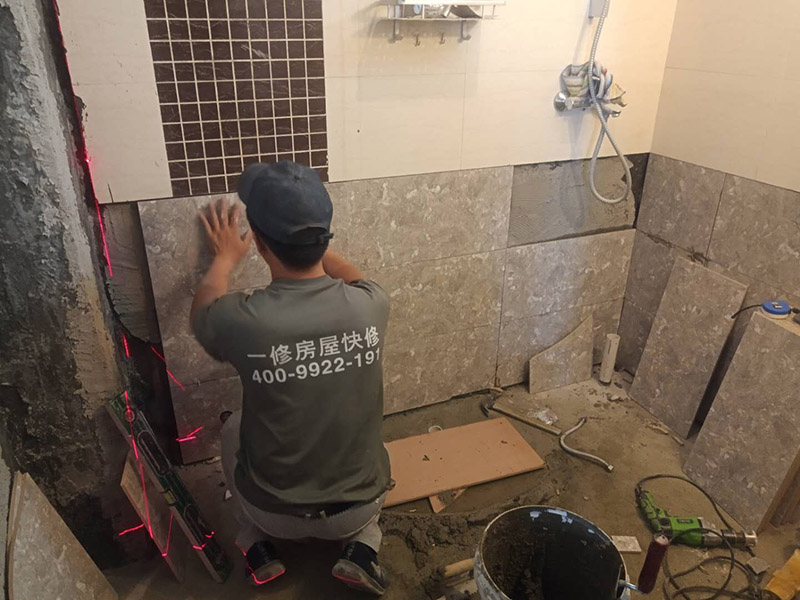 衛(wèi)生間貼磚施工：施工工藝流程; 基層處理--抹底子灰--彈線排磚--侵磚--鑲貼--擦縫--交工驗(yàn)收 用一比三的水泥砂漿打底,打底厚度5~~7mm，待底子灰干六七成干時(shí)候，按圖紙要求，進(jìn)行彈線，排磚。立好皮數(shù)桿，排磚形式有主要兩種直縫和錯(cuò)縫。當(dāng)?shù)孛嬗蟹核臅r(shí)候，注意安排好泛水。侵泡瓷磚，時(shí)間不少于兩個(gè)小時(shí)，陰干通常是3~~5小時(shí)。瓷磚在鑲貼時(shí)候，瓷磚下口坐在八字尺或直尺上。鋪貼的方式有離縫和無縫。鑲貼瓷磚從陽角開始，自下向上貼，瓷磚背面刀灰，貼上用力壓，用鏟刀木柄輕輕敲打，鋪貼時(shí)候砂漿飽滿，缺灰重貼，不得塞灰，貼6~~8塊，用靠尺校正。水管處先鋪周圍整塊磚，后鋪異型磚。最后擦縫。