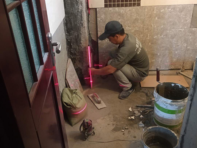 衛(wèi)生間貼磚施工：施工工藝流程; 基層處理--抹底子灰--彈線排磚--侵磚--鑲貼--擦縫--交工驗(yàn)收 用一比三的水泥砂漿打底,打底厚度5~~7mm，待底子灰干六七成干時(shí)候，按圖紙要求，進(jìn)行彈線，排磚。立好皮數(shù)桿，排磚形式有主要兩種直縫和錯(cuò)縫。當(dāng)?shù)孛嬗蟹核臅r(shí)候，注意安排好泛水。侵泡瓷磚，時(shí)間不少于兩個(gè)小時(shí)，陰干通常是3~~5小時(shí)。瓷磚在鑲貼時(shí)候，瓷磚下口坐在八字尺或直尺上。鋪貼的方式有離縫和無縫。鑲貼瓷磚從陽角開始，自下向上貼，瓷磚背面刀灰，貼上用力壓，用鏟刀木柄輕輕敲打，鋪貼時(shí)候砂漿飽滿，缺灰重貼，不得塞灰，貼6~~8塊，用靠尺校正。水管處先鋪周圍整塊磚，后鋪異型磚。最后擦縫。