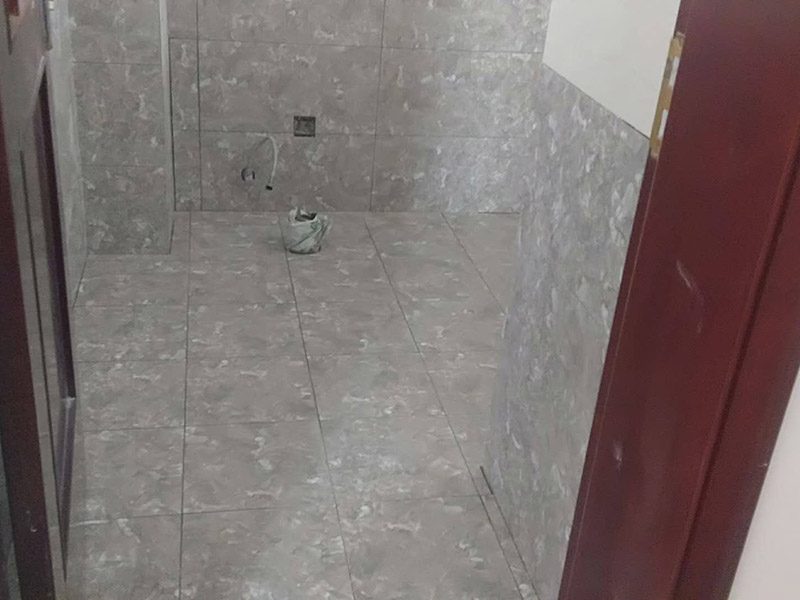 衛(wèi)生間貼磚施工：施工工藝流程; 基層處理--抹底子灰--彈線排磚--侵磚--鑲貼--擦縫--交工驗(yàn)收 用一比三的水泥砂漿打底,打底厚度5~~7mm，待底子灰干六七成干時(shí)候，按圖紙要求，進(jìn)行彈線，排磚。立好皮數(shù)桿，排磚形式有主要兩種直縫和錯(cuò)縫。當(dāng)?shù)孛嬗蟹核臅r(shí)候，注意安排好泛水。侵泡瓷磚，時(shí)間不少于兩個(gè)小時(shí)，陰干通常是3~~5小時(shí)。瓷磚在鑲貼時(shí)候，瓷磚下口坐在八字尺或直尺上。鋪貼的方式有離縫和無縫。鑲貼瓷磚從陽角開始，自下向上貼，瓷磚背面刀灰，貼上用力壓，用鏟刀木柄輕輕敲打，鋪貼時(shí)候砂漿飽滿，缺灰重貼，不得塞灰，貼6~~8塊，用靠尺校正。水管處先鋪周圍整塊磚，后鋪異型磚。最后擦縫。