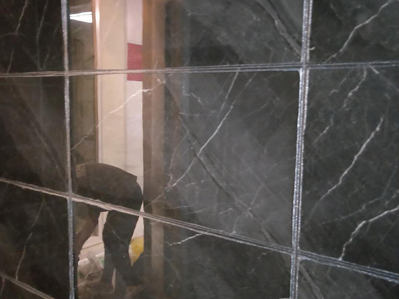 衛(wèi)生間美縫施工：使用用開槽器/平口螺絲刀/勾縫刀，清理瓷磚縫隙內(nèi)灰塵及垃圾，這一步需要力度適中，不要用蠻力，不然可能存在崩壞瓷磚的風(fēng)險(xiǎn)。然后用吸塵器，掃把或者抹布清理干凈。，建議縫隙在1.5到2mm深度合適。縫隙清理干凈后， 擰開管蓋裝上混合管，管頭卡在膠槍的卡口上。裝好混合管后，從下方用美工刀斜切45度角，切記開口要比瓷磚縫隙小，如果本身瓷磚縫隙比較小，可以不用切膠嘴。首先打出30-40CM美縫劑余料，然后沿著瓷磚縫隙開始施工，在施工的時(shí)候一定要美縫劑填充滿瓷磚縫隙，不然后續(xù)可能會(huì)發(fā)生塌陷。瓷磚縫隙打膠方法先豎后橫，沿著縫隙均勻打出美縫劑.一般有些師傅打出3-5米時(shí)停下，開始用壓邊球壓縫，十字交叉口處多壓幾次，這樣會(huì)很美觀。壓縫的工具比較多，可用刮板或者壓縫 鋼球、手指套沿著縫隙壓出 U型面就可以了