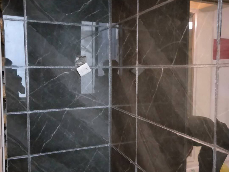 衛(wèi)生間美縫施工：使用用開槽器/平口螺絲刀/勾縫刀，清理瓷磚縫隙內(nèi)灰塵及垃圾，這一步需要力度適中，不要用蠻力，不然可能存在崩壞瓷磚的風(fēng)險(xiǎn)。然后用吸塵器，掃把或者抹布清理干凈。，建議縫隙在1.5到2mm深度合適?？p隙清理干凈后， 擰開管蓋裝上混合管，管頭卡在膠槍的卡口上。裝好混合管后，從下方用美工刀斜切45度角，切記開口要比瓷磚縫隙小，如果本身瓷磚縫隙比較小，可以不用切膠嘴。首先打出30-40CM美縫劑余料，然后沿著瓷磚縫隙開始施工，在施工的時(shí)候一定要美縫劑填充滿瓷磚縫隙，不然后續(xù)可能會(huì)發(fā)生塌陷。瓷磚縫隙打膠方法先豎后橫，沿著縫隙均勻打出美縫劑.一般有些師傅打出3-5米時(shí)停下，開始用壓邊球壓縫，十字交叉口處多壓幾次，這樣會(huì)很美觀。壓縫的工具比較多，可用刮板或者壓縫 鋼球、手指套沿著縫隙壓出 U型面就可以了